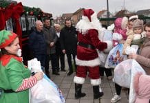 Деда Мраз и пакетићи стигли новогодишњим возом